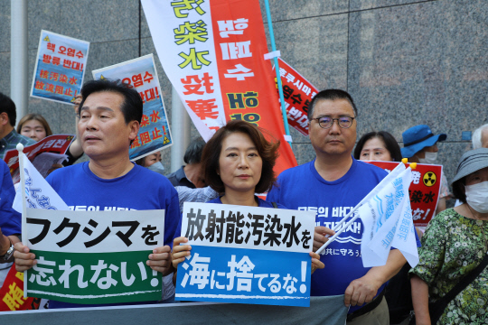 더불어민주당 계열의 후쿠시마 핵오염수 해양투기 저지 국회의원단이 지난 7월12일 도쿄에서 후쿠시마 오염수 해양투기 저지 도보행진을 하고 있다.<후쿠시마 핵오염수 해양투기 저지 국회의원단 제공·연합뉴스>